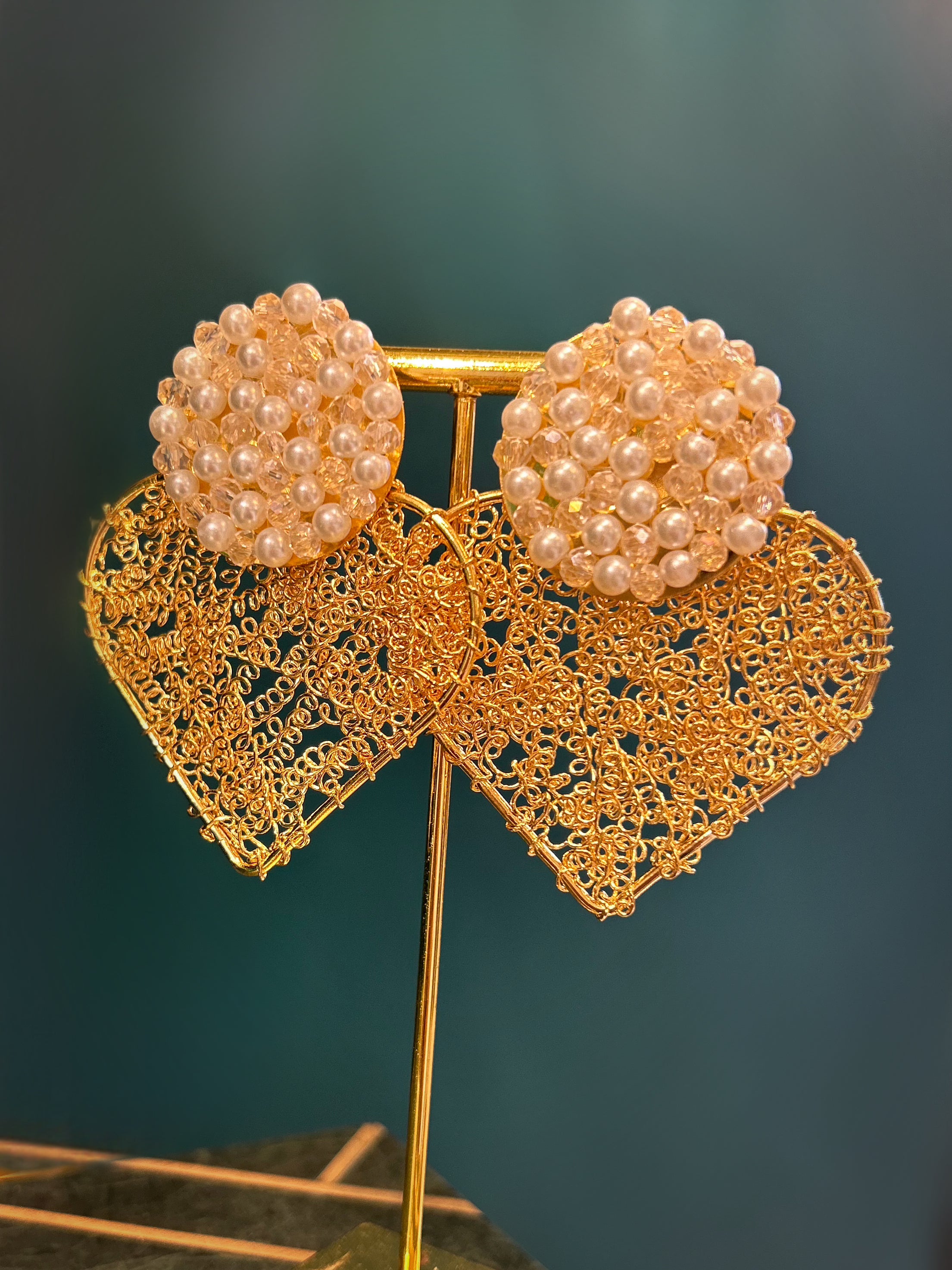 A-ARETES CORAZON TEJIDO PERLA